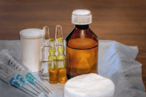 Medicamentos ampollas jeringas y frascos clínicos para diagnóstico de alergia a fármacos con alergólogo especialista en Monterrey NL